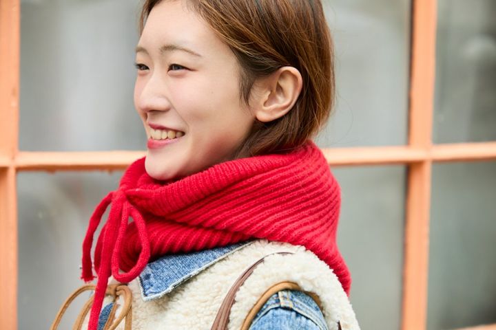 なんだか目をひく、可愛さを秘めた「水色」。主役にも差し色にもなる万能カラーを素敵に着こなして【ファッジウィークエンド ファッションスナップ】