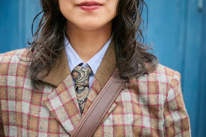 なんだか目をひく、可愛さを秘めた「水色」。主役にも差し色にもなる万能カラーを素敵に着こなして【ファッジウィークエンド ファッションスナップ】