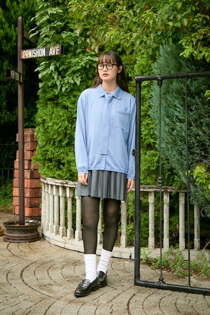 なんだか目をひく、可愛さを秘めた「水色」。主役にも差し色にもなる万能カラーを素敵に着こなして【ファッジウィークエンド ファッションスナップ】