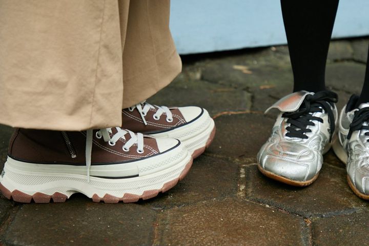 なんだか目をひく、可愛さを秘めた「水色」。主役にも差し色にもなる万能カラーを素敵に着こなして【ファッジウィークエンド ファッションスナップ】