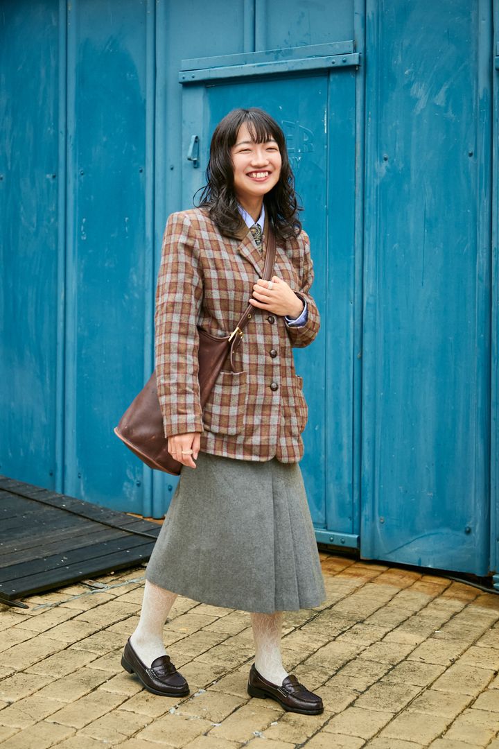 なんだか目をひく、可愛さを秘めた「水色」。主役にも差し色にもなる万能カラーを素敵に着こなして【ファッジウィークエンド ファッションスナップ】