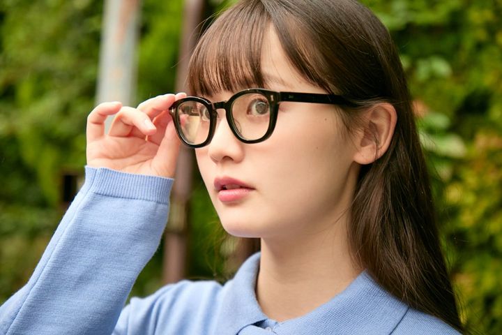 なんだか目をひく、可愛さを秘めた「水色」。主役にも差し色にもなる万能カラーを素敵に着こなして【ファッジウィークエンド ファッションスナップ】