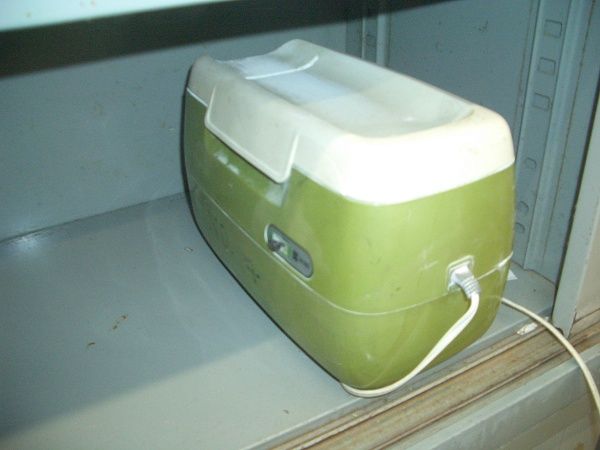 【東京都新宿区】実際の学校跡地に15年前の職員室を再現。体験型展示「あの職員室」チケット販売中