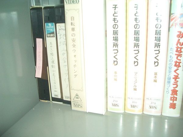 【東京都新宿区】実際の学校跡地に15年前の職員室を再現。体験型展示「あの職員室」チケット販売中