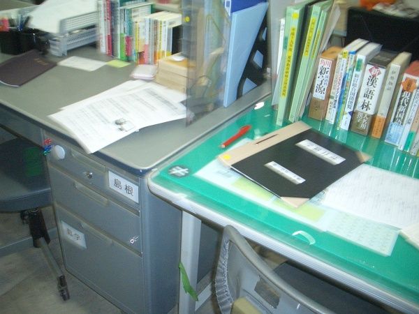 【東京都新宿区】実際の学校跡地に15年前の職員室を再現。体験型展示「あの職員室」チケット販売中