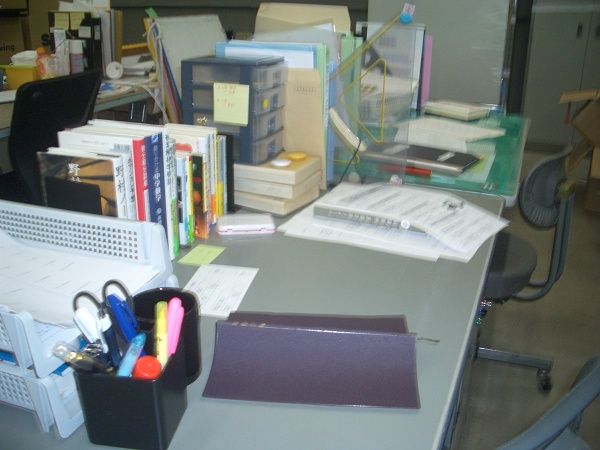 【東京都新宿区】実際の学校跡地に15年前の職員室を再現。体験型展示「あの職員室」チケット販売中