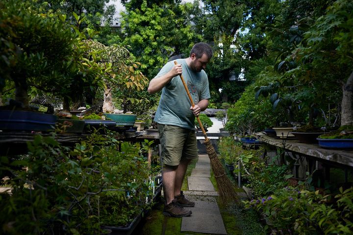 庭の掃除をするサミュエルさん