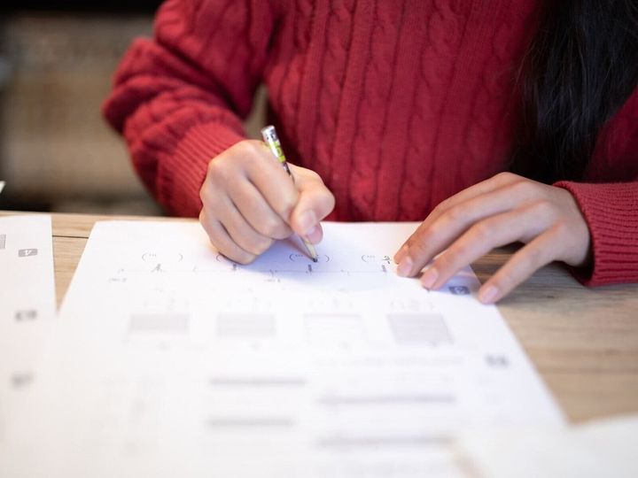 もう一人子どもがほしくてもお金が足りない。娘を塾にも通わせられない。実家からの経済的援助も受けられず、子育て費の負担が重くのしかかる。「貯金のない親との同居はハズレ」と嘆いても仕方のない状況に苦しむ人が多くいる。※サムネイル画像：PIXTA