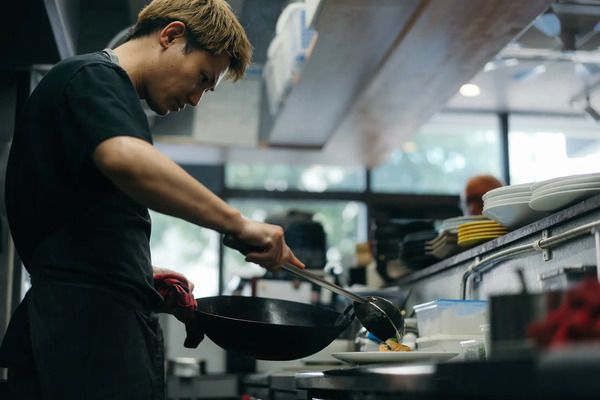 家庭で手軽に楽しめる、四川料理の名店・小菜一碟「汁なし担々麵」2人前発売！