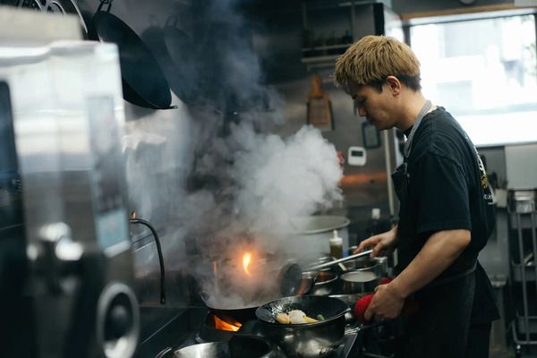 家庭で手軽に楽しめる、四川料理の名店・小菜一碟「汁なし担々麵」2人前発売！