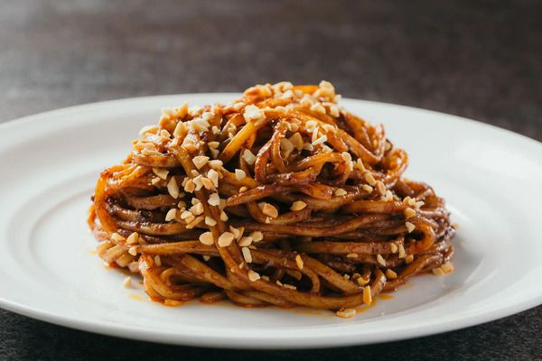 家庭で手軽に楽しめる、四川料理の名店・小菜一碟「汁なし担々麵」2人前発売！