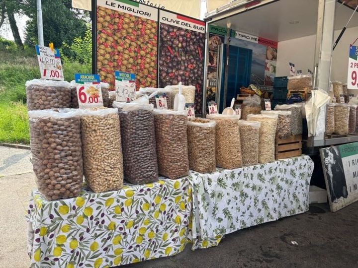 現地の市場・マーケットの量り売りオリーブ【50代からの「整う」ヨーロッパ便り】