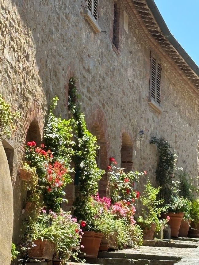 石でできた建造物と生け垣【50代からの「整う」ヨーロッパ便り】