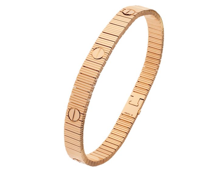 カルティエ バングル カルティエ〉の新作ブレスレットは、しなやかに腕に沿う繊細な