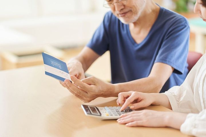 通帳を見ている親子