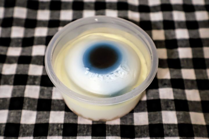 ローソンの“目玉スイーツ”がリアルすぎる！ 不気味なハロウィン商品を食べてみた〈試食レポ〉 width=