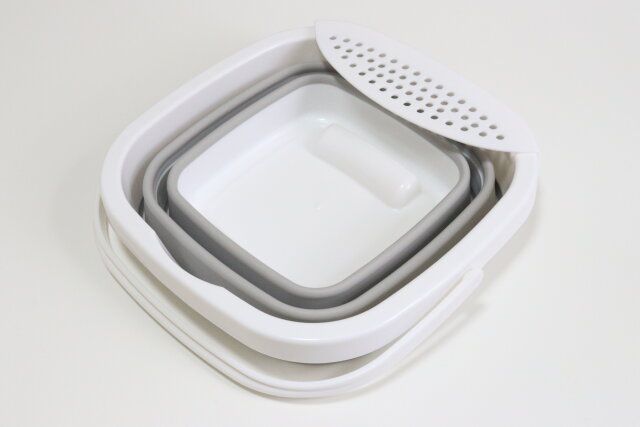 ダイソーの折りたたみバケツ（5L、水切り付）2