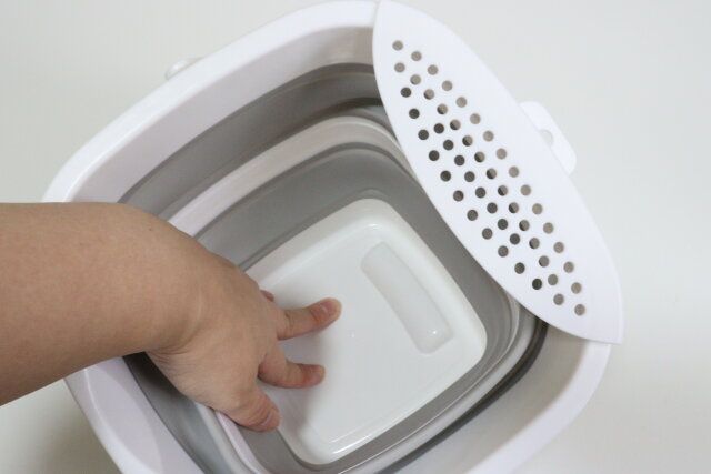 ダイソーの折りたたみバケツ（5L、水切り付）8