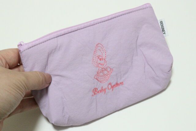 ダイソーのディズニーキャラクターのポーチ（ヤングオイスター）