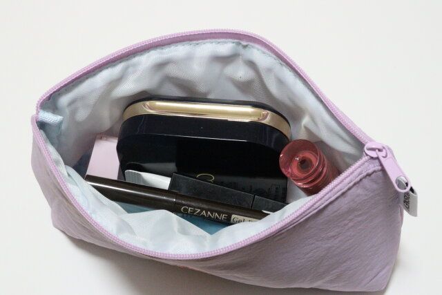 ダイソーのコスメが入るポーチ（ヤングオイスター）