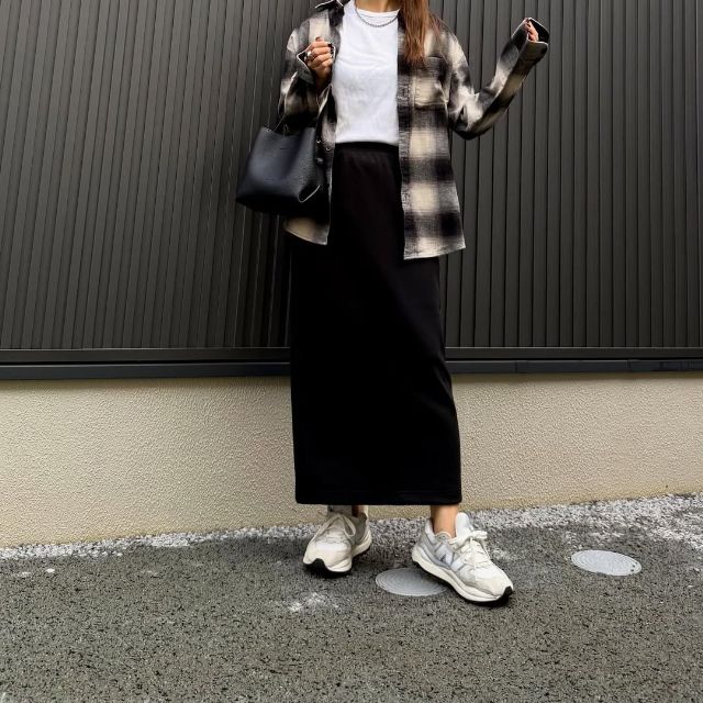 UNIQLOのドライスウェットナローロングスカートのコーデ