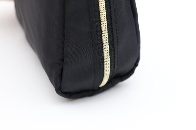 ダイソーの自立する化粧ポーチ