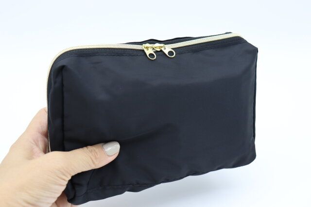 ダイソーの黒い化粧ポーチ