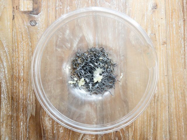 大きめのボウルに塩昆布・胡麻油・にんにく・塩を入れて混ぜ合わせておきます。