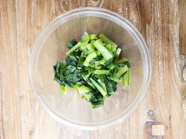 小松菜の水気を絞る。