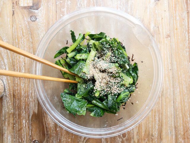 白すりごま・白いりごまを加える。