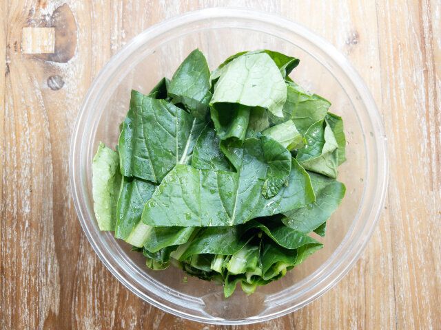 小松菜は4cm幅にカットして茎・葉の順にボウルに入れる。