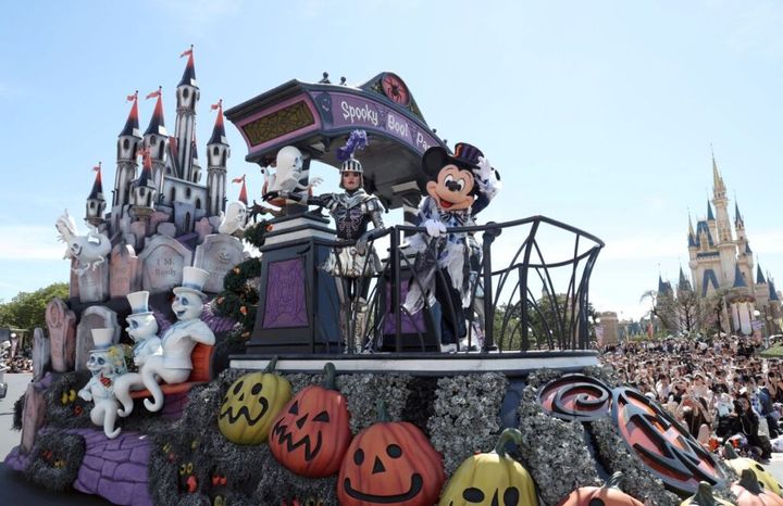 東京ディズニーリゾートは27日、公式サイト上で、東京ディズニーランドで現在開催中のショー「クラブマウスビート」が2026年3月31日に終了することを発表しました。