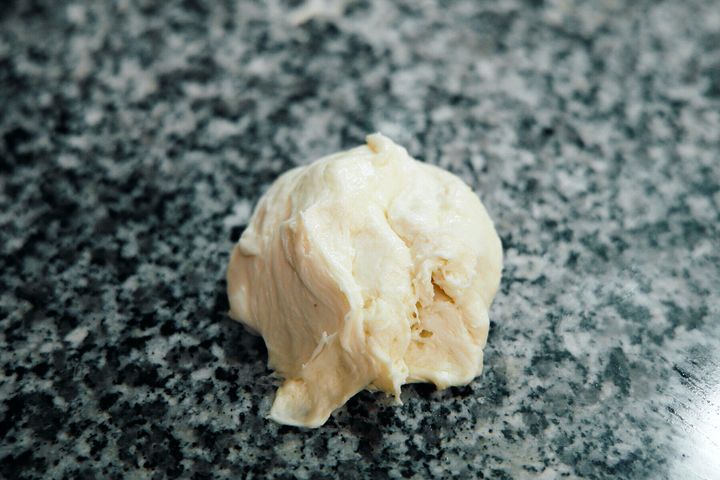 タルト台の生地を練る