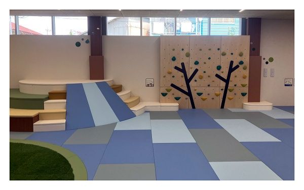 【群馬県藤岡市】地域の子育て家庭をサポート！プレイルームと託児ルームを備えた「ふじまる」オープン