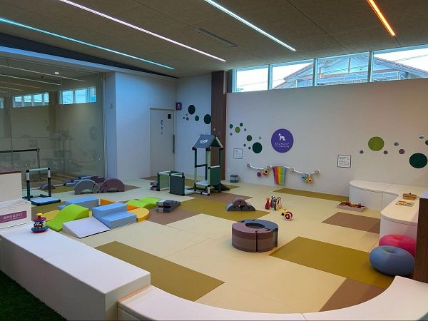【群馬県藤岡市】地域の子育て家庭をサポート！プレイルームと託児ルームを備えた「ふじまる」オープン