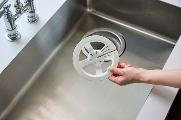 水回りの悩みを解決！水切りがキュッとできる「しぼれる排水口ネットホルダー」が登場