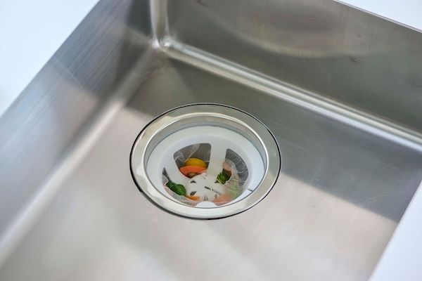 水回りの悩みを解決！水切りがキュッとできる「しぼれる排水口ネットホルダー」が登場