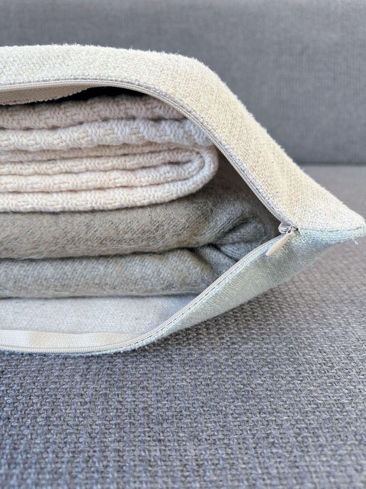 使わない布類をクッションカバーにイン。