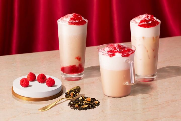 スターバックスは、「スターバックス ティー ＆ カフェ」より新メニュー「ストロベリーandジョイフルメドレーティーフラペチーノ」と「ストロベリームースandジョイフルメドレーティーラテ」を11月1日から発売します。