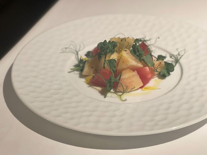 「桃とトマトとモッツァレラチーズのカプレーゼ」