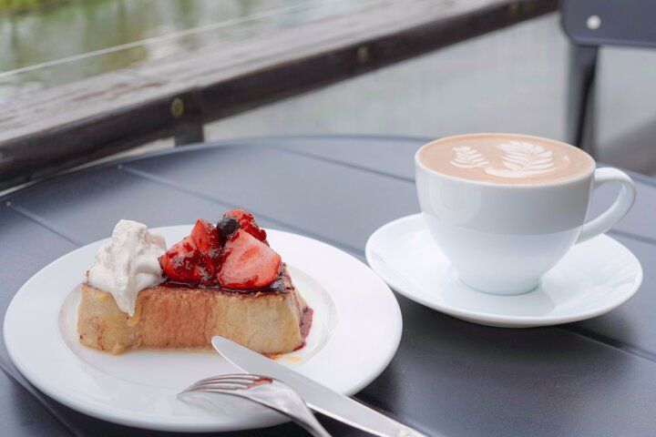 川沿いのテラスからレトロ建築と公園が見渡せる「CAFE & DINING NORTHSHORE」