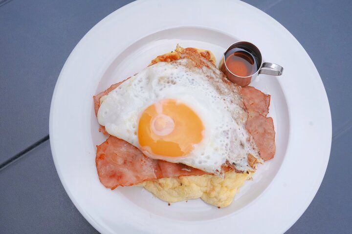 川沿いのテラスからレトロ建築と公園が見渡せる「CAFE & DINING NORTHSHORE」