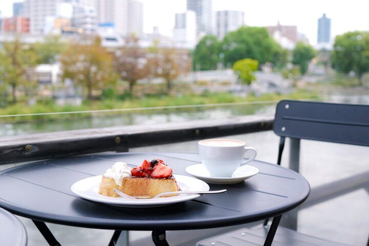 川沿いのテラスからレトロ建築と公園が見渡せる「CAFE & DINING NORTHSHORE」