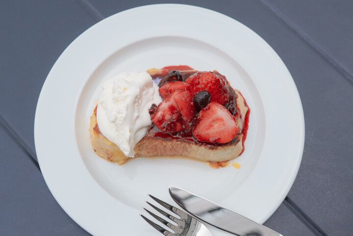 川沿いのテラスからレトロ建築と公園が見渡せる「CAFE & DINING NORTHSHORE」