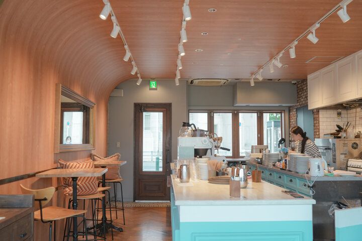 川沿いのテラスからレトロ建築と公園が見渡せる「CAFE & DINING NORTHSHORE」