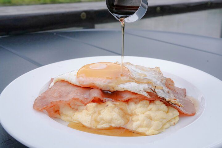 川沿いのテラスからレトロ建築と公園が見渡せる「CAFE & DINING NORTHSHORE」