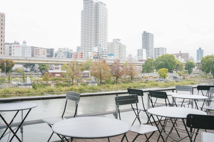 川沿いのテラスからレトロ建築と公園が見渡せる「CAFE & DINING NORTHSHORE」