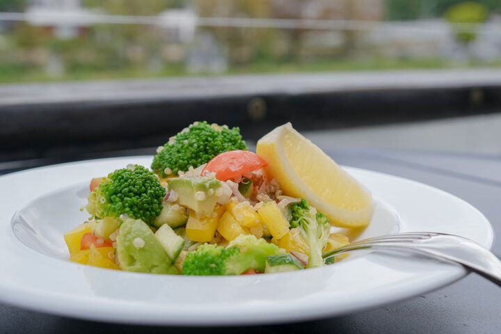 川沿いのテラスからレトロ建築と公園が見渡せる「CAFE & DINING NORTHSHORE」