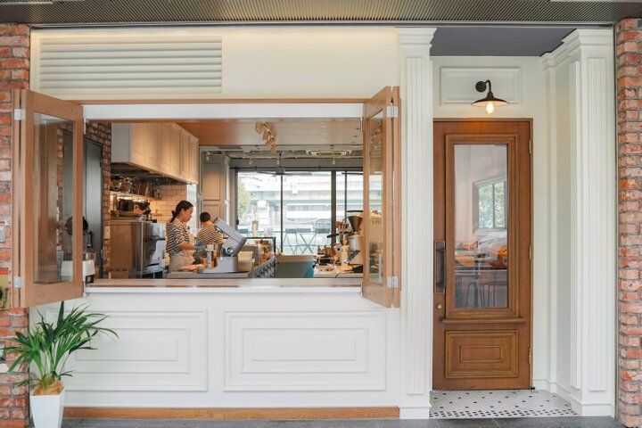 川沿いのテラスからレトロ建築と公園が見渡せる「CAFE & DINING NORTHSHORE」