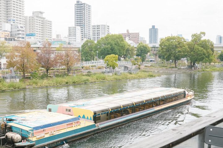 川沿いのテラスからレトロ建築と公園が見渡せる「CAFE & DINING NORTHSHORE」